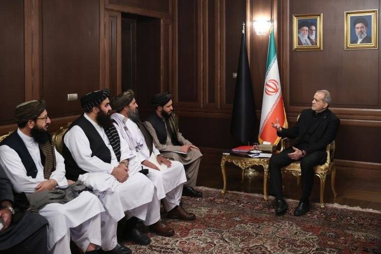 MilatGazete's tweet photo. Taliban heyeti Ali Hamaney'in cenaze töreni için İran'da 

 ▪️Tahran'ı ziyaret eden heyet, İran Cumhurbaşkanı Pezeşkiyan ile görüşme gerçekleştirdi. https://t.co/eD8pqCZeH0