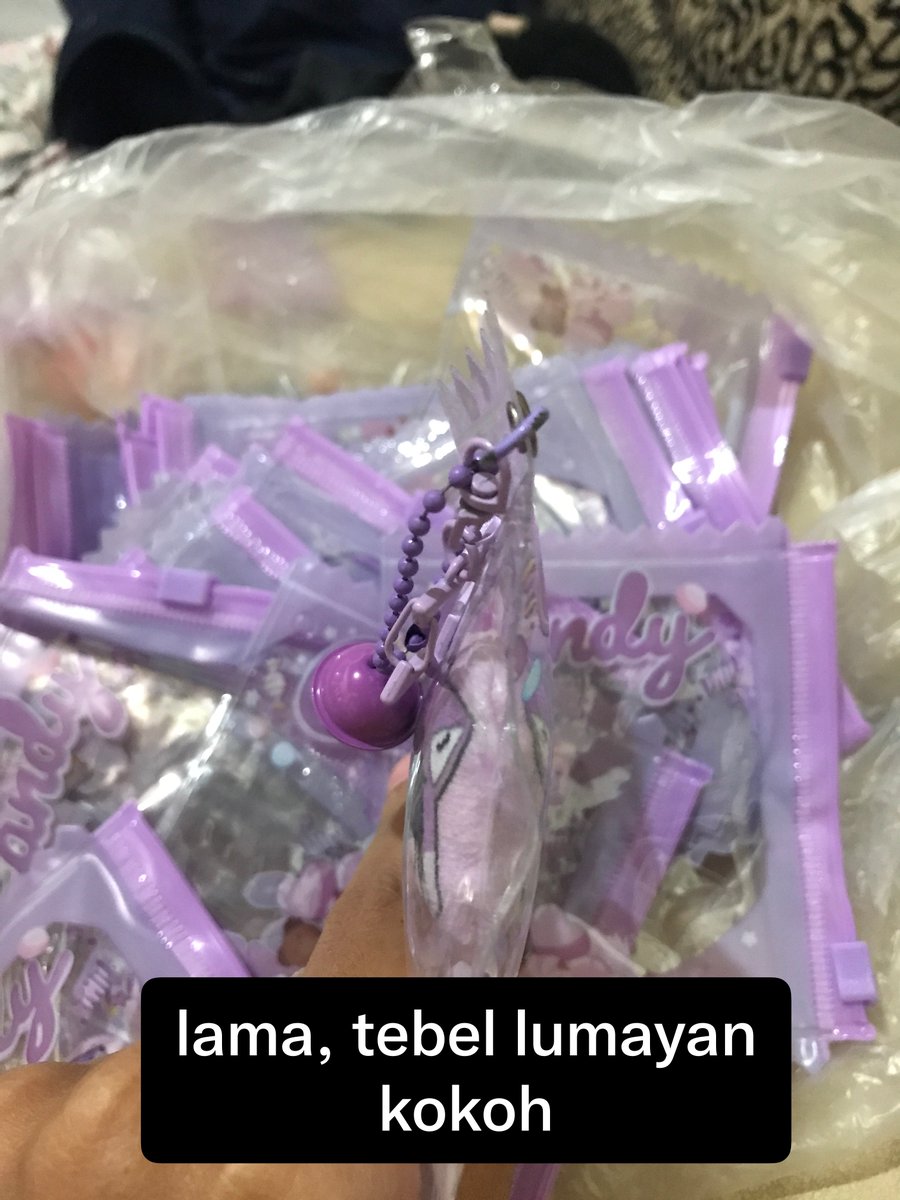 cysibeejj's tweet photo. Guys bingung bgt tolong saran, jd aku beli pvc ziplock buat freebies birthday wonu tp yg dateng tuh gini lebih tipis dari pvc yg aku punya huhu. Pas di kasi gantungan juga keliatan nekuk kan saking ringkihnya huhuuu saran dong mending beli lagi atau yg ini aja?? Udah beli 50pcs😭 https://t.co/CkD1rW20Op