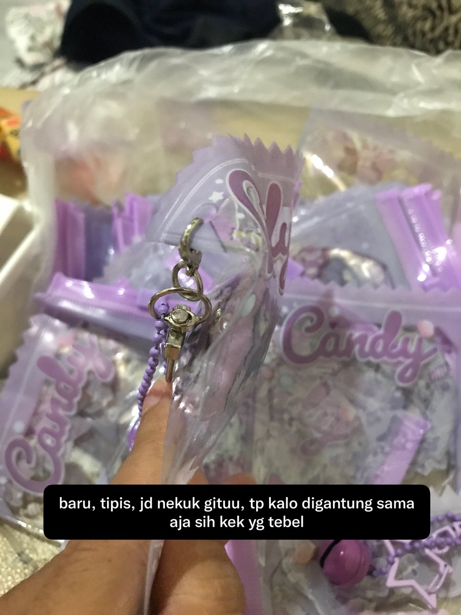 cysibeejj's tweet photo. Guys bingung bgt tolong saran, jd aku beli pvc ziplock buat freebies birthday wonu tp yg dateng tuh gini lebih tipis dari pvc yg aku punya huhu. Pas di kasi gantungan juga keliatan nekuk kan saking ringkihnya huhuuu saran dong mending beli lagi atau yg ini aja?? Udah beli 50pcs😭 https://t.co/CkD1rW20Op