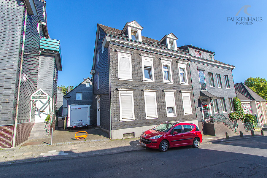 falkenhaus's tweet photo. Dieses Mehrfamilienhaus mit drei Wohneinheiten,  verteilt auf drei Geschosse, hat eine Wohnfläche von ca. 182  m² &amp; eine Nutzfläche ca. 65 m².

➡https://t.co/2dZX9Gw7qH

Energiekennwerte: Bedarfsausweis; Kennwert: 277,4 kWh; Befeuerung: Gas; Baujahr: 1893; Klasse: H
#immobilie https://t.co/B3SiGdoRhg