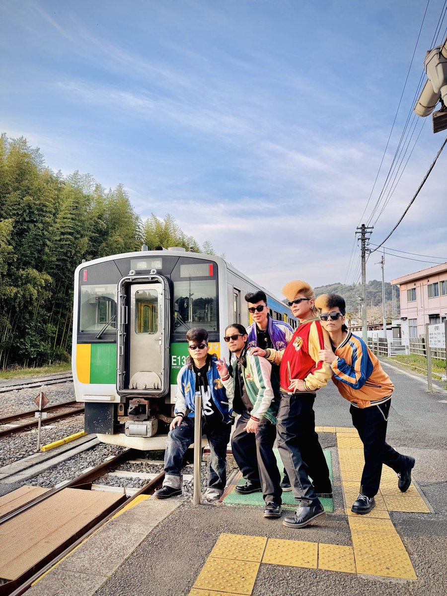 ShowAyanocozey's tweet photo. いよいよ東北シリーズ第2弾がスタート！
明後日7月5日の山形公演は完売御礼ですが、明日7月4日（土）の秋田公演はまだ間に合います！
氣志團のGIGは予備知識一切不要！冷やかし大歓迎！騙されたと思って！怖いもの見たさで！話のタネに！
人生一度はご体験下さい！
——行こうぜ、ピリオドの向こうへ。

氣志團デビュー25周年ツアー
「四半世氣少年」
2026年7月4日（土） 17時開演（16時15分開場）※公演時間127分
あきた芸術劇場ミルハス 大ホール
https://t.co/yhl4aLHIaX