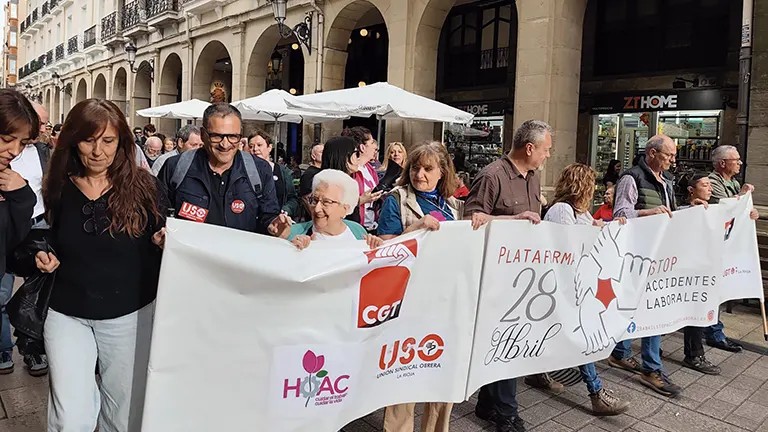 HOAC_es's tweet photo. Unidad contra la siniestralidad laboral https://t.co/JiXdSSz6yn

La plataforma 28 de abril Stop accidentes laborales trabajó para celebrar conjuntamente un recorrido con cinco paradas en edificios institucionales y leer una parte del manifiesto en cada edificio.

@noti_obreras https://t.co/A3exvSoCjM