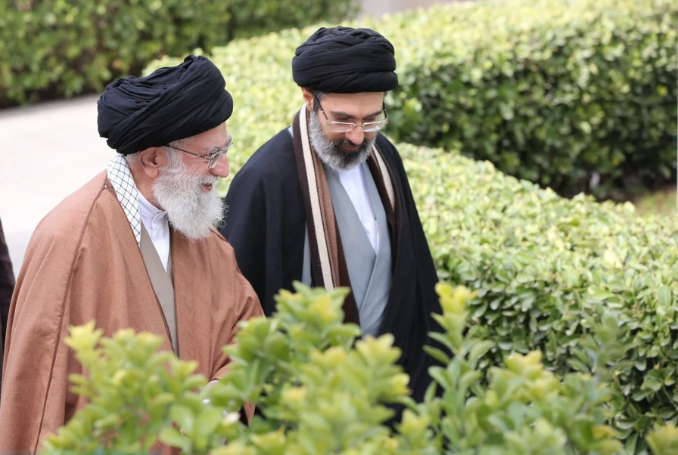 ISefati's tweet photo. Vier Monate nach seinem Tod berichten heute deutsche Medien ausführlich über die Trauerzeremonie für Ali Khamenei. Aber wo sind die Berichte über seine Verbrechen?
Wo ist die Erinnerung an tausende Hinrichtungen, politische Gefangene, die brutale Niederschlagung von Protesten, die Unterdrückung von Frauen und die Unterstützung islamistischer Terrororganisationen?  

Statt kritischer Einordnung wird vielerorts die Inszenierung des Regimes übernommen. Und kaum jemand stellt die naheliegende Frage: Wer nimmt an diesen Massenveranstaltungen tatsächlich teil? Wie viele sind Iraner – und wie viele kommen aus anderen Ländern? wie Pakistan , Afghanistan, Irak....  
Freunde! Journalismus bedeutet, Propaganda zu hinterfragen  und nicht sie unkommentiert weiterzutragen. #IranRevolution2026‌