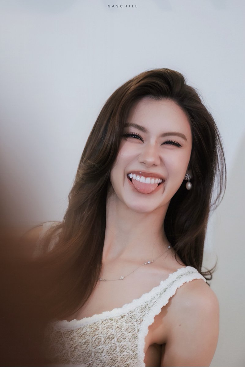 GasChill's tweet photo. 😝🤏🏻🫳🏻

LENA TORY BURCH AT ICONSIAM
#ToryBurchICONopeningxLena
#LalinaLena #ลีน่าลลินา https://t.co/fodSllyqJs