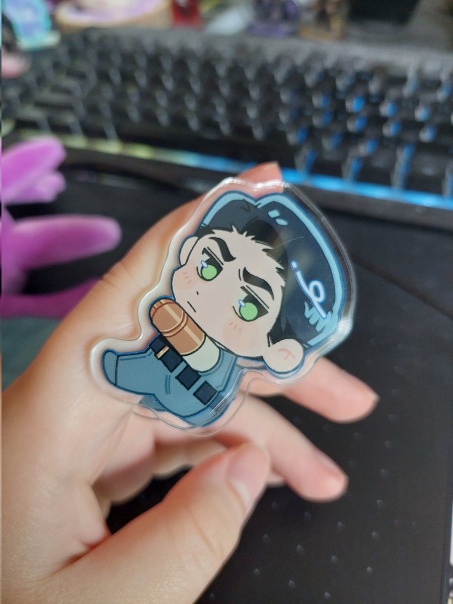 Battysault's tweet photo. I got a new meur item, he is a clip soo I can put him anywhere lol https://t.co/2pliwYU84d