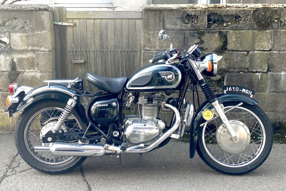 mutochin's tweet photo. ちょうど10年前の今日、エストレヤを納車したんだった。早いなァ…。どノーマルからちょこちょこ弄って今の状態だけど、ノーマルっぽさは消したくないので地味なカスタムばっかり。
#エストレヤ
#カワサキ
#単気筒 https://t.co/FqFlec2tDm