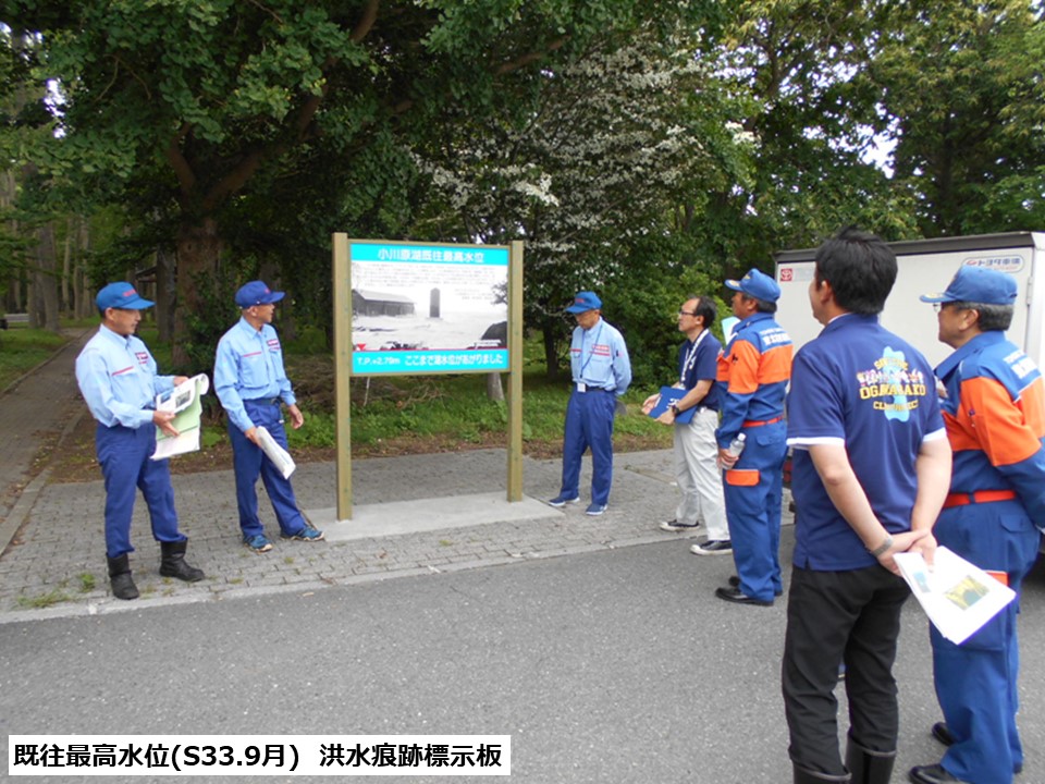 mlit_takase's tweet photo. 国・県・気象庁・警察・自治体で組織する高瀬川水系洪水予報・水防連絡会では、3日に関係者23名で高瀬川管内の重要水防箇所の合同巡視を行いました。これからの洪水に備え、必要とする ＃水防 工法等を現地で確認した後、水防活動を担う水防団の方々と活動時の課題等について意見交換を行いました。 https://t.co/LUvoTrZSOF