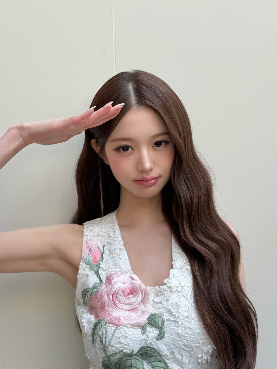 WonyoungGlobal's tweet photo. 📸 [PHOTO] 260703 Jang Wonyoung Instagram update

💌  A single flower 🌸
Resting my eyes 🥔🧘🏻‍♀️
Sun, please go away
Apricot
No apricot
🩵 @.dr.altheaglobal @.dr.althea_korea_official

🎵 Olivia Rodrigo - honeybee

#IVE #아이브 #JANGWONYOUNG #장원영 https://t.co/5gLiULVpE9