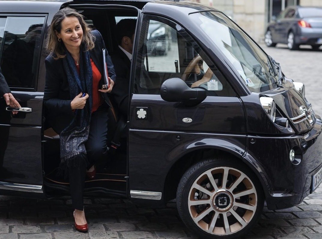 RoyalSegolene's tweet photo. Arrivée 2015 au conseil des ministres en Mia électrique française Heuliez. La France pouvait dominer le marché mondial. Ça s’appelle : innover et anticiper. S Lecornu vient de demander aux ministres de faire pareil 👍🏼…autre avantage : pas de gyrophare ni de scooter renversé … https://t.co/1LHA15zpyV