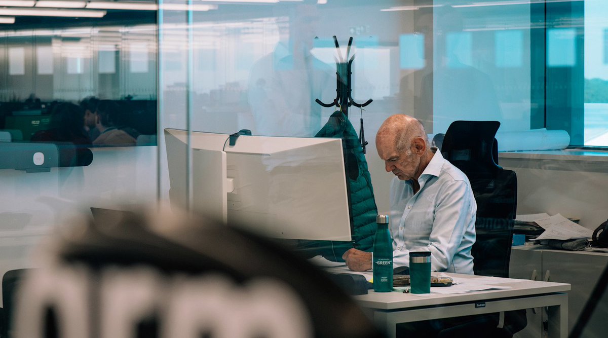 Nachez98's tweet photo. 🗣️ Adrian Newey sobre el polémico rol de 'Team Principal'

➖ "Nuestra organización tiene una estructura muy plana y creo que la debemos mantener"

🔴 "Por supuesto , las estructuras planas pueden compararse con el socialismo, y todos conocemos los problemas del socialismo"

👉 "Sí, yo soy el Team Principal, pero en realidad el liderazgo recae en un equipo formado por Enrico Cardile, Paul Fiedler como COO, Janet Mage como Chief People Officer y Robert (Yeowart) como Chieg Finnancial Officer y Managing Director. Ese es el gran equipo con el que trabajamos"

📰 Mundo Deportivo
