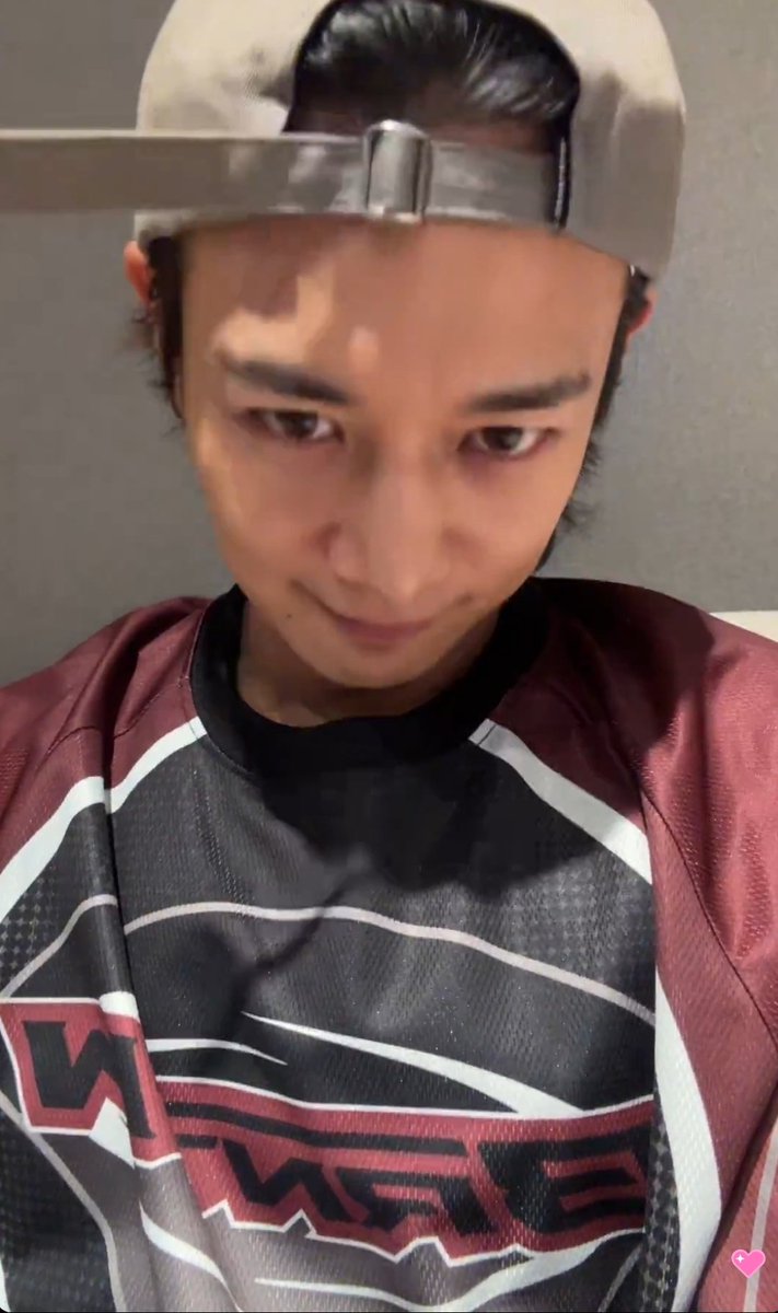 geminids_night's tweet photo. 📝 260703 민호 위버스라이브 이런저런 이야기

(미니앨범준비) 
어제부터 솔로앨범 준비 본격 시작
미니앨범 첫곡 녹음햇고 총 6곡 수록예정
담주에 타이틀곡 녹음! 오늘은 첫 타이틀 연습해봐서
그 기념으로 와본거 오늘 안무까지도 한번 해봤다고
솔로미팅은 올 초부터 시작했고 곡은 2달전쯤 픽스낸 상태
중간에 샤이니 있어서 샤이니꺼 하고 본격 시작

(타이틀)
타이틀 너무 맘에 드는데 민호가 너무 마음에 드는 바이브의 곡을 찾은거 같아서 기분도 좋고 너무 맘에 든다궁
앨범안엔 민호스타일 + 새로운스타일 음악도 있고 
리스닝음악도 있지만 아무래도 퍼포먼스음악을 하기 때문에 
그게 중점이 될거라고
곡수집할때마다 80퍼 이상 민호 맘에 들었던 곡이고 선호였다면
이번 미니는 백점만점에백점 주고싶을 정도로 맘에 드는!

(헤어&연기)
머리 자를까도 고민했는데
지금 엄청 길어서 계속 모자만 쓰고 다니는중
지금 6개월쯤 길럿고 좀 더 길러볼까 하고 장발느낌 가져가려고 함
스아실 (예상했다시피) 원래 첨엔 드라마 들어가려고 했고
작품에서 머리 기르면 좋을거 같아서 자르고 싶은 마음을 누르고 길럿는데
결론적으로 못 들어가게 됐고 기른 채로 스타일링 해보고 싶다 해서 기르게 됏고 
그 작품은 아쉽게도 못 들어가게 됏고 올해 작품 활동은 없다고 ( ㅅㅂㅠㅠㅠ

연기활동은 계속 하고 싶고
민호도 생각있어서 좋은 작품을 찾고 있는데
아직 찾지 못해서 그러다보니 지금은 계속 기다리고 있는중
긴머리 운동할땐 불편하지만 본업에 잘 나오려고 참고 기르는거라구

ㅍ_ㅍ 이 아저씨가 열심히 라이브해보겠습니다
        
        여러분은 저보다 나이가 많아도 적어도
        여러분은 저의 평생 공주님이십니다

(여름활동)
두달 세달 네달 안에 나올거 같고
미리미리 준비를 들어갔다! 라는게 요점
가을보다는 여름에 나오려고 준비중, 노래가 여름노래
생일에 맞춰서 계속 12월에 나오고 있었는데
언젠가 한번은 여름에 나오고 싶다 싶었는데
여름에 드디어 나오게 됏다

(광고)
제가 올초에 많이 촬영해놧던 광고들이 계속 연달아 나와가지구
엊그제는 얼박사! 광고가 나왓고
에너지젤 광고도 나왓고
둘다 저한테 잘 맞아서 너무 행복하게 촬영했습니다
맞습니다 광고주분들 찰떡캐스팅이십니다 ㅍㅅㅍ*

(나혼산)
아! 오늘 밤에 나혼산 방영도 하고
나혼산은 저번주에..찍은건가ㅍ"ㅍ?
저번주에 찍은거고 오랜만에 수련회 컨셉으로 촬영했고
되게 중학교때 생각나고 재미있었습니당ㅍㅅㅍ

(월드컵)
요새 운동하려고 일찍 일어나려는 편인데
아 월드컵이 저를 힘들게 합니다 프ㅅ프
경기가 너무 재밌어가지구 새벽에 하는 경기들을
밤낮 바뀐 상태로 계속 보니까
슬슬 밤낮이 바뀌려고 하는데
멀리서 응원하면서 재밌게 보고 있고

물론 한국이 아쉽게 떨어지긴 했지만
전세계 축제니까 보고있습니다
샤이니월드가 전세계에 있으니까 민호도 전세계 팀을 다 응원한다구

ㅍ3ㅍ 립밤.. 네 바를게요 입술 좀 텃어요

주말에 민호는 운동하고 연습 예정이고 앞으로도 솔로앨범 준비하면서 또 불시에 찾아올 예정!

#민호 #minho #최민호