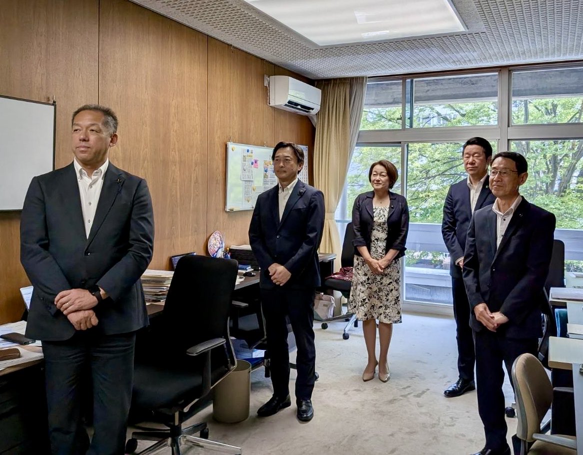 shimizu_junko's tweet photo. 7月3日
長野県議会 6月定例会が閉会しました。県民の暮らしと産業を支える中東情勢対応のための補正予算を含む108億8千万円余の予算が可決。
速やかに現場に行き渡り、その効果をしっかり検証していきます。
閉会後、阿部知事が会派室にご挨拶に来て頂きました。 https://t.co/otnmxoQq6M