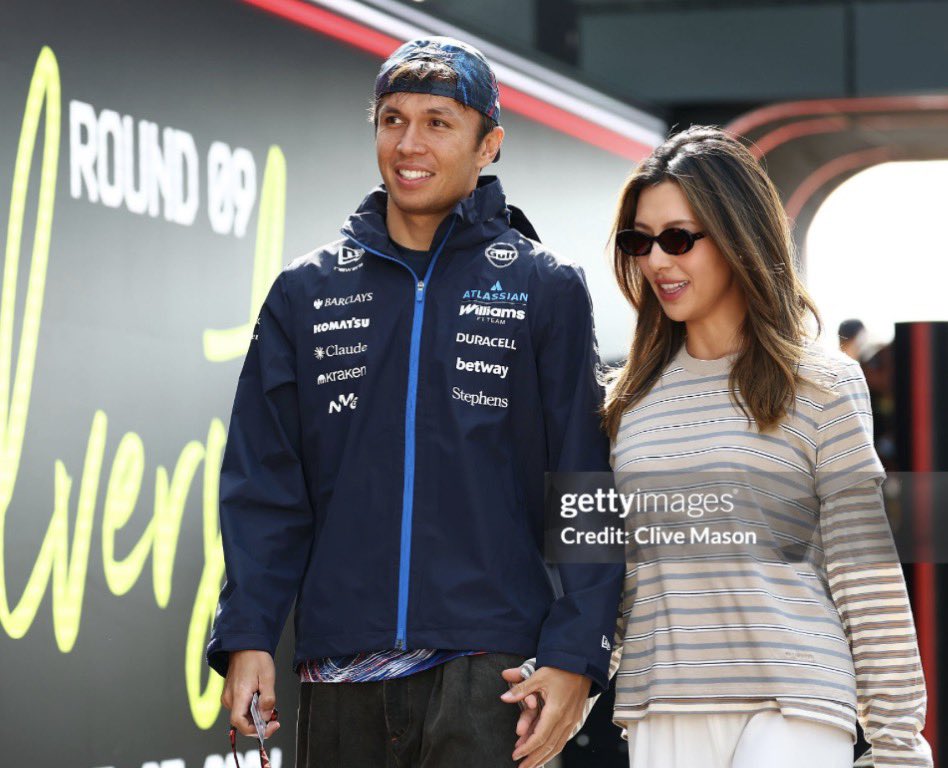 lecomptedelee's tweet photo. Alex and Lily arrived in the paddock today 💙 https://t.co/nAzFpft0vw