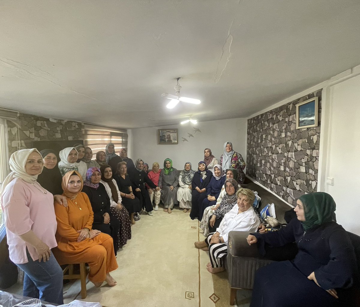 arifegumus25's tweet photo. Aşurenin bereketiyle gönüllerin buluştuğu güzel bir sofrada bir araya geldik.

Topağacı Mahalle Kadın Kolları Başkanımız @seher_cardak ’ın ev sahipliğinde gerçekleşen bu anlamlı buluşmada samimi misafirperverliği için kendisine teşekkür ediyor, nice güzel buluşmalarda bir araya gelmeyi diliyorum..