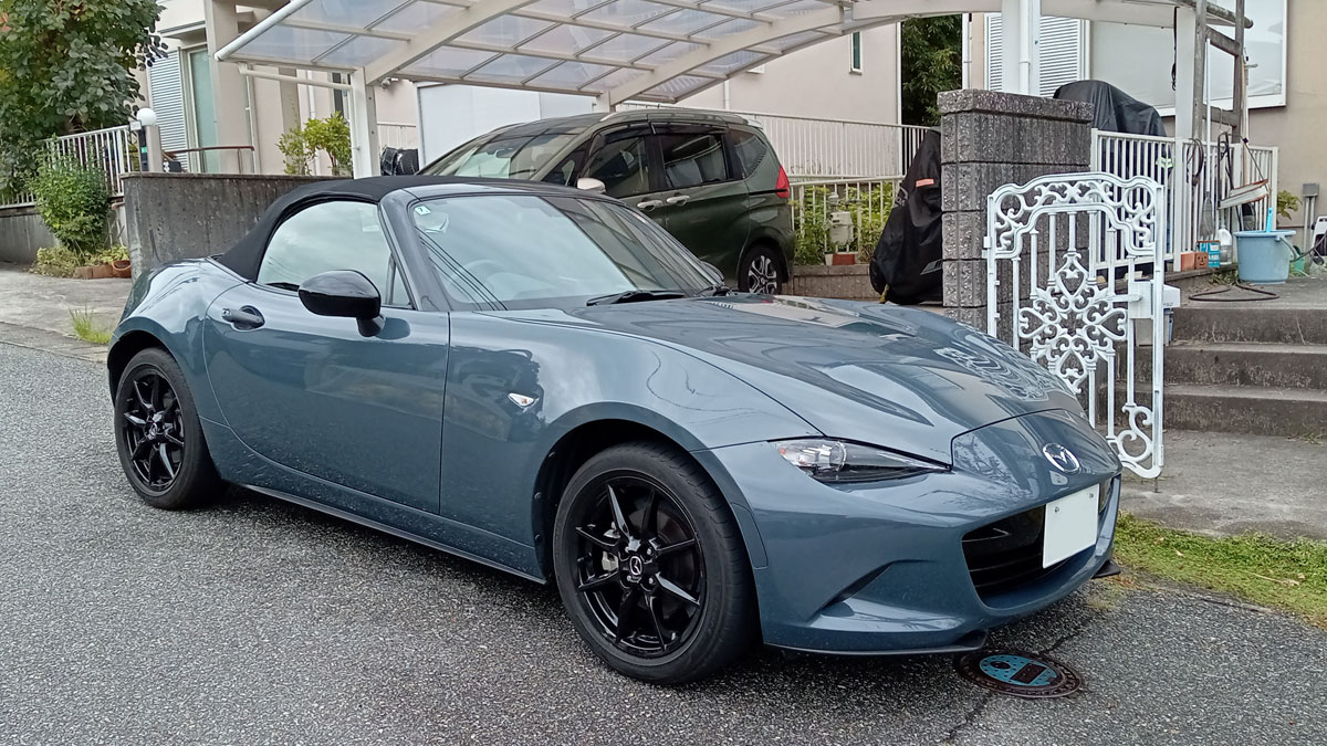 gon_63cm's tweet photo. ロードスター12か月点検走行15,000km異常なし。搬入車両バネット卒業してこの車でやっていけんの俺？ってライフスタイルチェンジして１年経過したってこと。
新入部員が入部して、チームの角が生えてきて、お芝居もカーライフもどっちも楽しい幸せ者ですけど…。搬入どうすべ（笑） https://t.co/0IEDyiLh51
