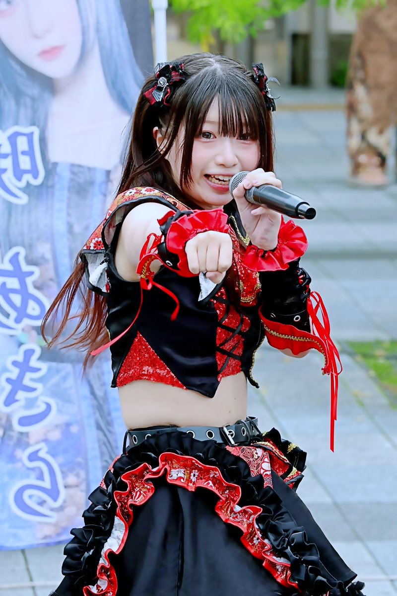 KANEP25's tweet photo. 威風堂々、12期生。君いちばんの希少価値、れあ。
浜松市ギャラリーモールソラモでの夜戦ライブ。
今週から、毎週開催。
さらに、しゃるぷり夜の魔法ライブとの共同開催。
平日にもかかわらず、雨天にもかかわらず、女性ファンをはじめ、たくさんのファンの皆さんが応援に駆け付けてくれたね。
今日は、久しぶりの「和サイバー衣装」
セットリストの第一曲目は、リーダーの暁あきらが、夜戦ライブ毎週開催へ向けて「ダッシュする」という想いを込めて選曲した「未来へダッシュ」
全正規メンバー5人で熱唱、ファンに想いを伝えた。
毎週開催のスタートダッシュにふさわしい曲だよね。
そして、2曲目からは、見習い生のりおんも参加して、6人フルメンバー、フルフォーメーションで、「Ｍｙｚｅａｌ」「パノラマ」「ヒカリ」「こぶし夢咲クラ」の4曲を熱唱。
6人のぐるティアは本当に強い。
もちろん、「We　can　go　now」も全力で叫んだよ。

ぐるティア14周年ライブまであと59日。
ぐるティアを、もっとたくさんの人たちに知ってもらいたい。
水曜日の夜戦ライブで、たくさんの人たちにくれあの、ぐるティアの想いを届ける。
たくさんの人たちが立ち止まって見てくれたので、くれあの、そして、ぐるティアの想いは、きっと伝わったね。
くれあの熱い想いが、もっとたくさんの人たちに届きますように。
ビラ配りもありがとう。
ちいさな積み重ねが、おおきな成功を導く。
ぐるティア14周年ライブの成功のために。
今週末は、浜松駅前ライブ。
もちろん、助けに行くぞ～。

新聞発行したので、見てね～。

※写真掲載許可済
※CANON R1  +  RF70-200mm F2.8 L IS USM Z