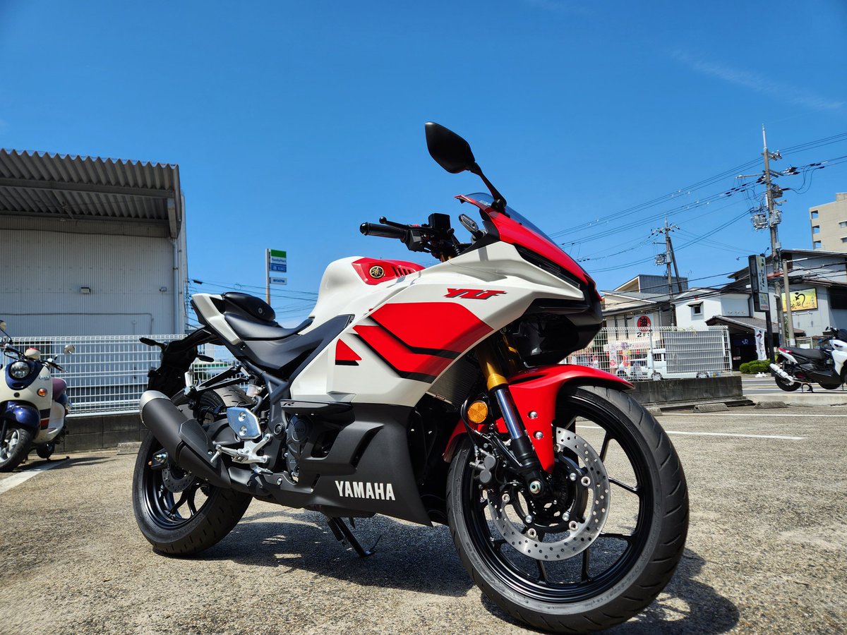 yspshiga's tweet photo. 今日は昼間に 魂注入っ💉
#YZFR3 70thAnniversary
赤白の車体やし
マルチバーもコアガードも
レッドで決めてみた👀
しつこくない程度のバランスで✨
赤白bodyって青空にメッチャ映てカッコええなぁ~
次は #CR1 コーティングっ✨
#ysp滋賀 #ysp #ヤマハLOVE
#r3 #YZF https://t.co/fBb9FcapJb