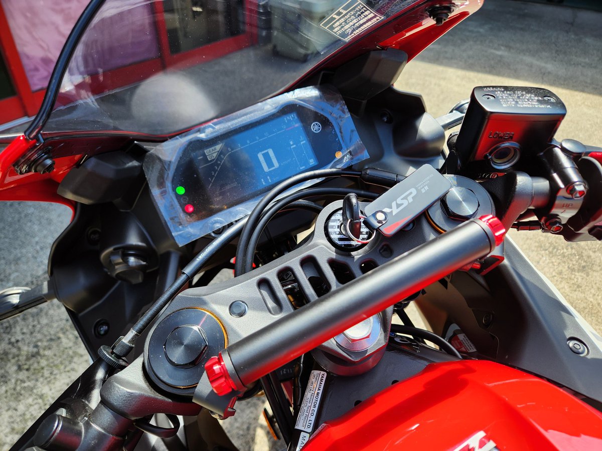 yspshiga's tweet photo. 今日は昼間に 魂注入っ💉
#YZFR3 70thAnniversary
赤白の車体やし
マルチバーもコアガードも
レッドで決めてみた👀
しつこくない程度のバランスで✨
赤白bodyって青空にメッチャ映てカッコええなぁ~
次は #CR1 コーティングっ✨
#ysp滋賀 #ysp #ヤマハLOVE
#r3 #YZF https://t.co/fBb9FcapJb
