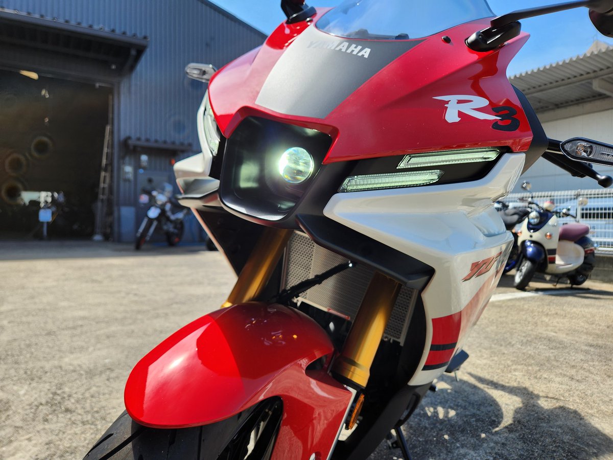 yspshiga's tweet photo. 今日は昼間に 魂注入っ💉
#YZFR3 70thAnniversary
赤白の車体やし
マルチバーもコアガードも
レッドで決めてみた👀
しつこくない程度のバランスで✨
赤白bodyって青空にメッチャ映てカッコええなぁ~
次は #CR1 コーティングっ✨
#ysp滋賀 #ysp #ヤマハLOVE
#r3 #YZF https://t.co/fBb9FcapJb