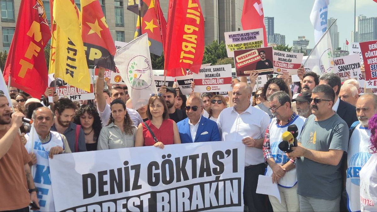 dempartistanbul's tweet photo. Yaptığı stand-up gösterisinin ardından hedef gösterilen ve gözaltına alınan Deniz Göktaş'ın İstanbul Çağlayan Adliyesi'ndeki duruşması öncesinde düzenlenen basın açıklamasına İl Eş Başkanımız Çınar Altan, milletvekillerimiz Kezban Konukçu, Cengiz Çiçek, il ve ilçe örgütlerimizle birlikte katıldık.

Sanatın, mizahın ve düşünceyi ifade etme özgürlüğünün yargı baskısıyla sınırlandırılması kabul edilemez. Eleştirel düşüncenin ve sanatsal üretimin suç haline getirilmesine karşı, ifade özgürlüğünü savunmaya devam edeceğiz.