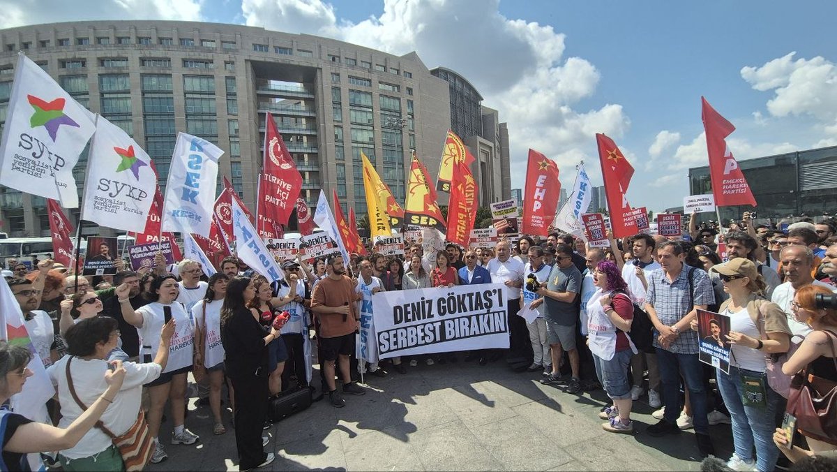 dempartistanbul's tweet photo. Yaptığı stand-up gösterisinin ardından hedef gösterilen ve gözaltına alınan Deniz Göktaş'ın İstanbul Çağlayan Adliyesi'ndeki duruşması öncesinde düzenlenen basın açıklamasına İl Eş Başkanımız Çınar Altan, milletvekillerimiz Kezban Konukçu, Cengiz Çiçek, il ve ilçe örgütlerimizle birlikte katıldık.

Sanatın, mizahın ve düşünceyi ifade etme özgürlüğünün yargı baskısıyla sınırlandırılması kabul edilemez. Eleştirel düşüncenin ve sanatsal üretimin suç haline getirilmesine karşı, ifade özgürlüğünü savunmaya devam edeceğiz.