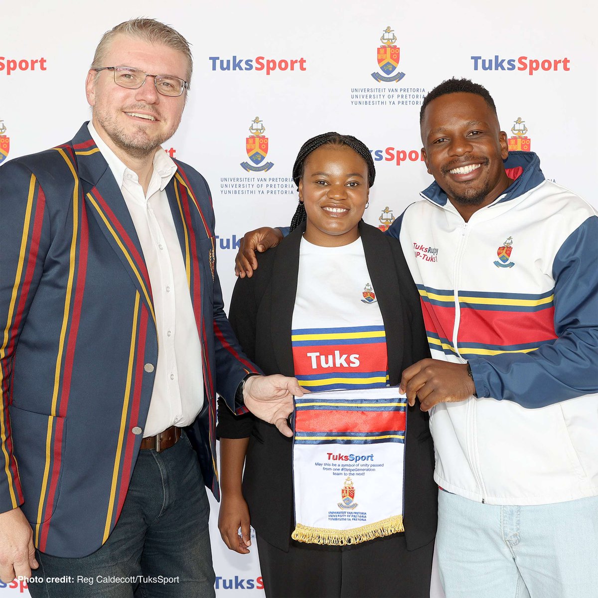 TuksSport's tweet photo. 🔙 𝗔 𝗤𝘂𝗶𝗰𝗸 𝗧𝗵𝗿𝗼𝘄𝗯𝗮𝗰𝗸

It was great to welcome the 2021 FNB #VarsityCup-winning #TuksRugby captain, Sango Xamlashe, back as he joined us for the USSA and Commonwealth Games send-off function.

Once a #StripeGeneration 🔴🔵⚪, always a Stripe Generation of #TuksSport https://t.co/8FOZSW0AMw