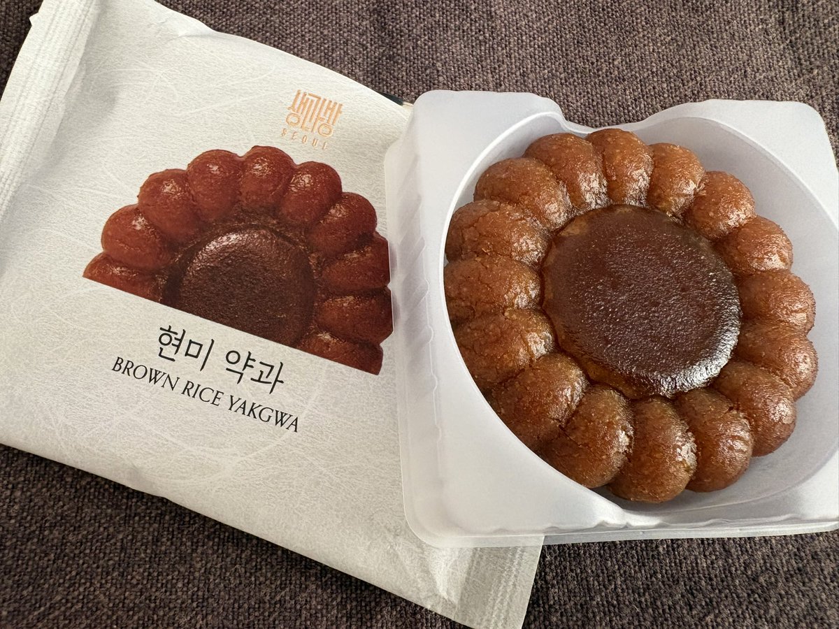 _____pi9's tweet photo. 📍SAENGGWABANG
薬菓だーーーーいすきで韓国行ったらマストで買ってくるんだけど、これは高級感がすごい✨調べたら8種類の味があるみたい‼️もらった中では玄米が1番好きだった‼️見た目も可愛くて手土産にピッタリ💞
#びゅーふる
#びゅーフェス
#びゅーふるレポ https://t.co/HNf8KhNN0Y
