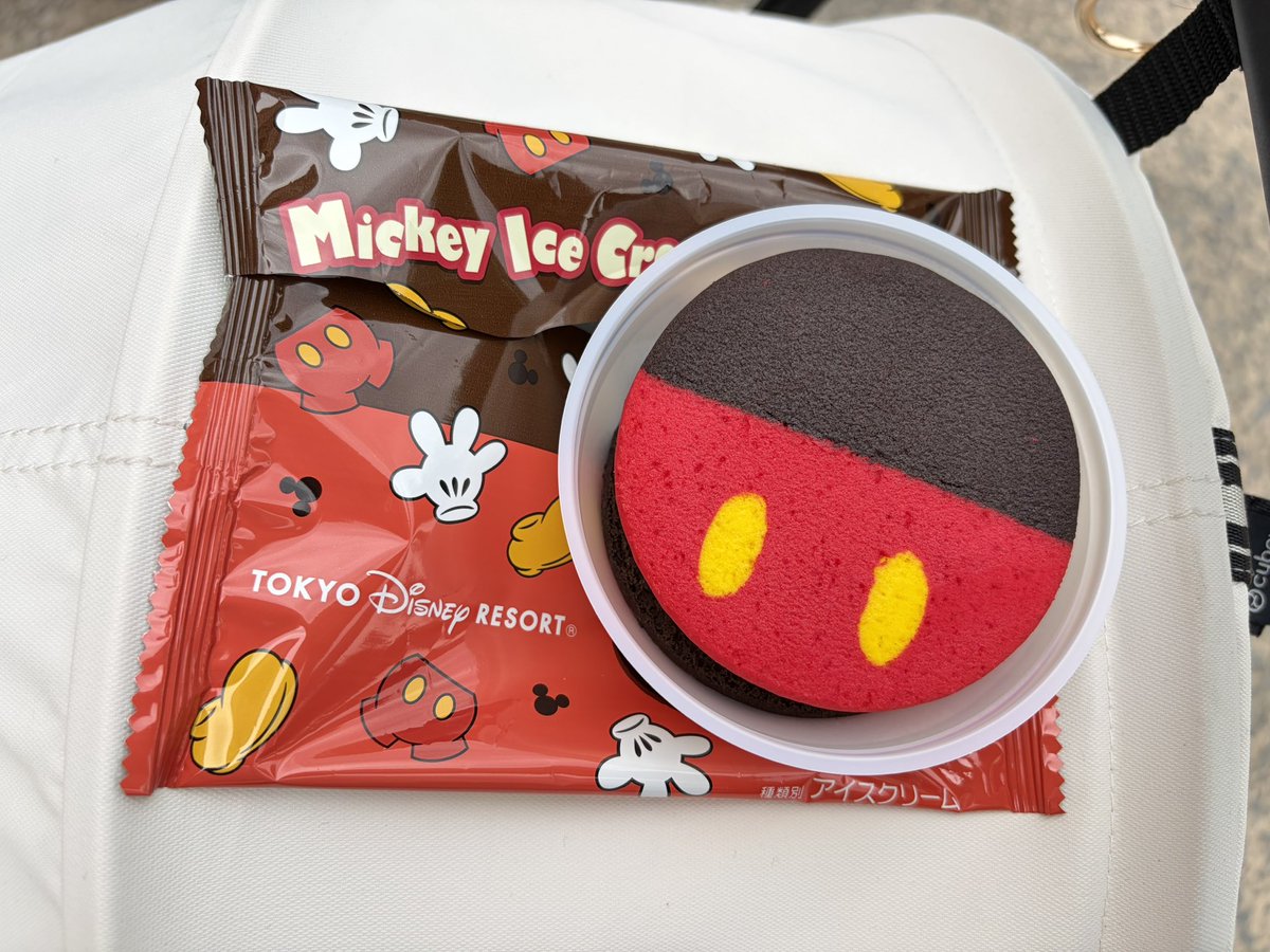 bc_fox08's tweet photo. 今日はディズニーシーのほうに

ディナーと美味しかったミッキーアイス https://t.co/wifeKb0PCE