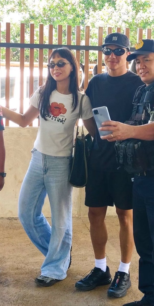 blairwaldorfs_'s tweet photo. even their sunglasses are almost similar in shape 😂 hay i love them 😭 https://t.co/moADgCjnOm
