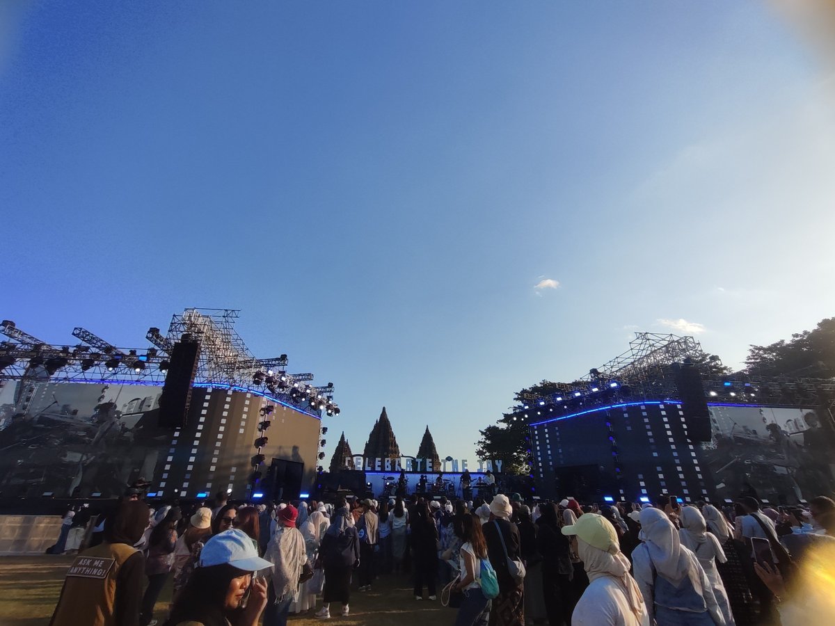 gaonsites's tweet photo. the prambanan temple behind the stage omg what a view!!! me sooooo readyyyyyy 🤟🏻🔥 #XdinaryHeroesInPrambananJazzFestival2026 https://t.co/55s8XZq4Jo
