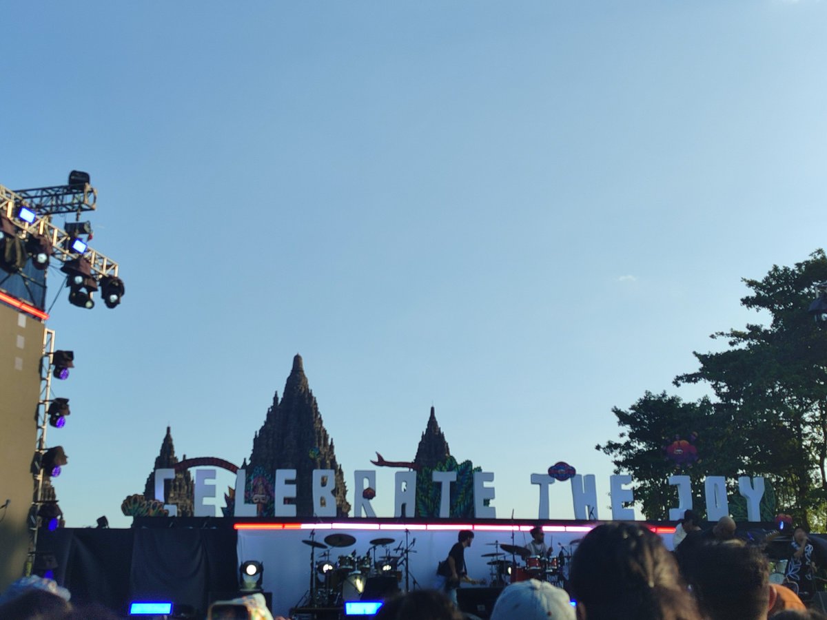 gaonsites's tweet photo. the prambanan temple behind the stage omg what a view!!! me sooooo readyyyyyy 🤟🏻🔥 #XdinaryHeroesInPrambananJazzFestival2026 https://t.co/55s8XZq4Jo