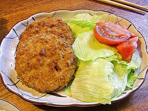 KOUMEMYLOVE's tweet photo. 夕飯――
メンチカツ、生レタスにカットトマト、きんぴら蓮根、もやしのおひたし。 https://t.co/gS9g5Ockid