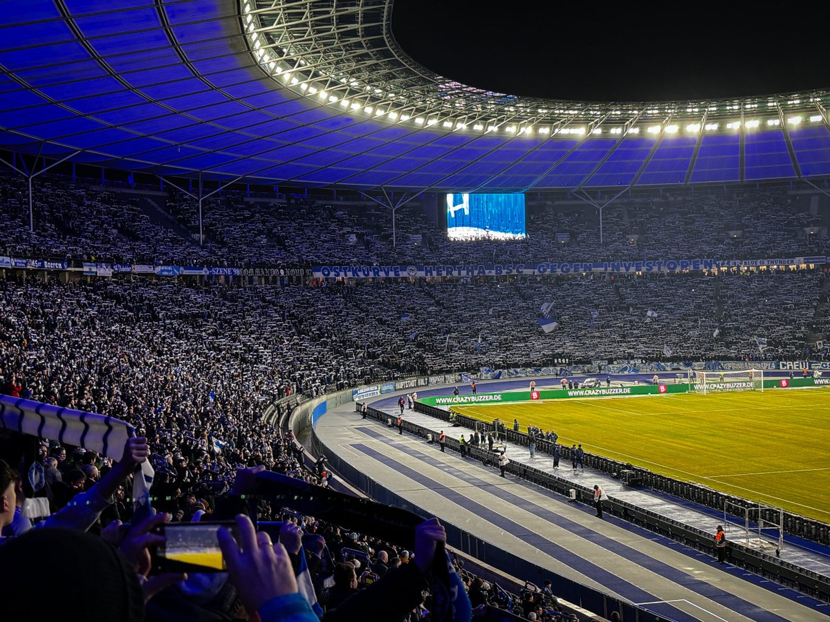 GroundhoppingT's tweet photo. 🚨 Kampprogrammet i 1. og 2. Bundesliga er landet! 🇩🇪

I går eftermiddags landende det tyske kampprogram i 1. og 2. Bundesliga - noget vi har glædet os meget til! 😍

Fodbold i Tyskland behøver ikke den store introduktion - her er kanon stemning på stadion, rigtig god infrastruktur og store fadøl. Og det hele til en rigtig god pris 🤝

Storklubben Schalke 04 er endelig tilbage i 1. Bundesliga og det betyder at det store og legendariske Revierderby vender retur - derudover er der selvfølgelig Bayern München - Borussia Dortmund og omvendt, samt store opgør i 2. Bundesliga i både Berlin og Hannover!

Find jeres næste fodboldrejse til Tyskland her 👇

https://t.co/Y7EPUuK2LF