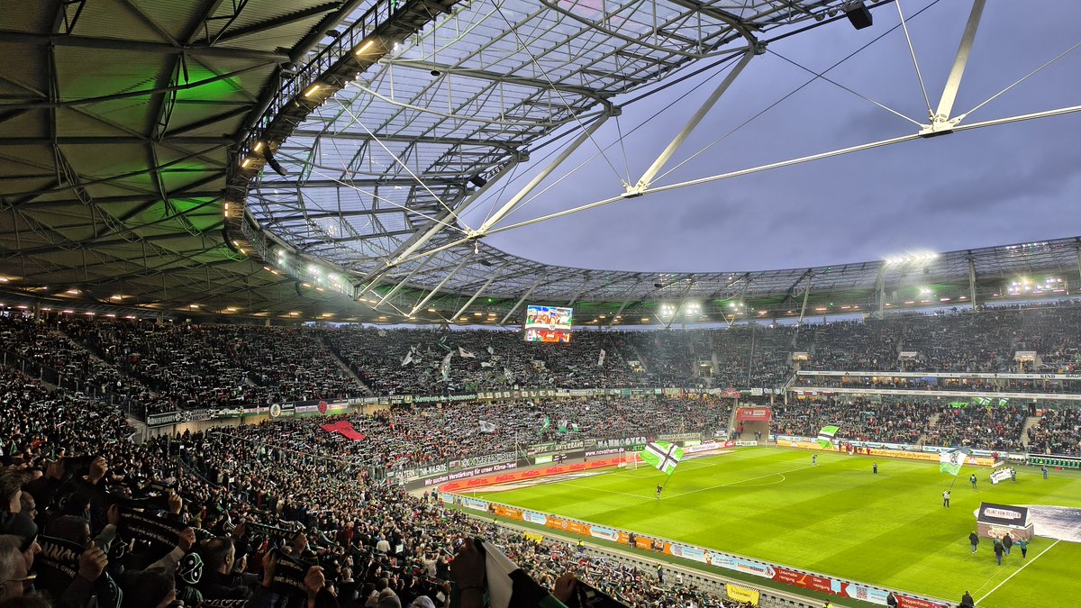 GroundhoppingT's tweet photo. 🚨 Kampprogrammet i 1. og 2. Bundesliga er landet! 🇩🇪

I går eftermiddags landende det tyske kampprogram i 1. og 2. Bundesliga - noget vi har glædet os meget til! 😍

Fodbold i Tyskland behøver ikke den store introduktion - her er kanon stemning på stadion, rigtig god infrastruktur og store fadøl. Og det hele til en rigtig god pris 🤝

Storklubben Schalke 04 er endelig tilbage i 1. Bundesliga og det betyder at det store og legendariske Revierderby vender retur - derudover er der selvfølgelig Bayern München - Borussia Dortmund og omvendt, samt store opgør i 2. Bundesliga i både Berlin og Hannover!

Find jeres næste fodboldrejse til Tyskland her 👇

https://t.co/Y7EPUuK2LF