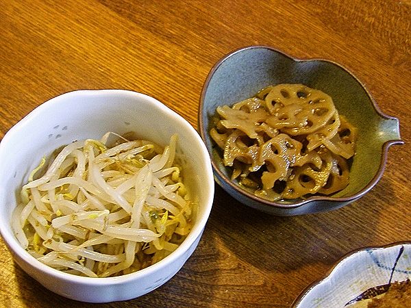 KOUMEMYLOVE's tweet photo. 夕飯――
メンチカツ、生レタスにカットトマト、きんぴら蓮根、もやしのおひたし。 https://t.co/gS9g5Ockid