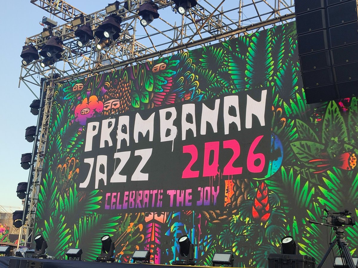 gaonsites's tweet photo. the prambanan temple behind the stage omg what a view!!! me sooooo readyyyyyy 🤟🏻🔥 #XdinaryHeroesInPrambananJazzFestival2026 https://t.co/55s8XZq4Jo