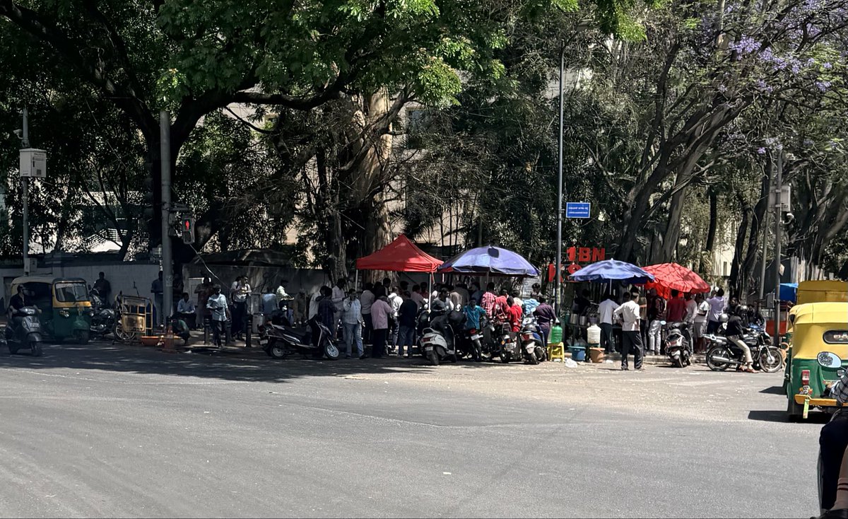 navinzmail's tweet photo. @GBA_office Food vendors blocking footpath at hosmat hospital traffic junction footpath Gen Thimmiah road opposite ITC welcome hotel @GBAChiefComm https://t.co/qSGd5H7YGc