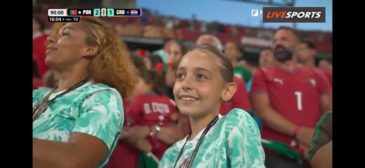 dice_uche's tweet photo. @ManUtd you see a little girl, i see bruno fernandes. https://t.co/wDnOJM8ksm