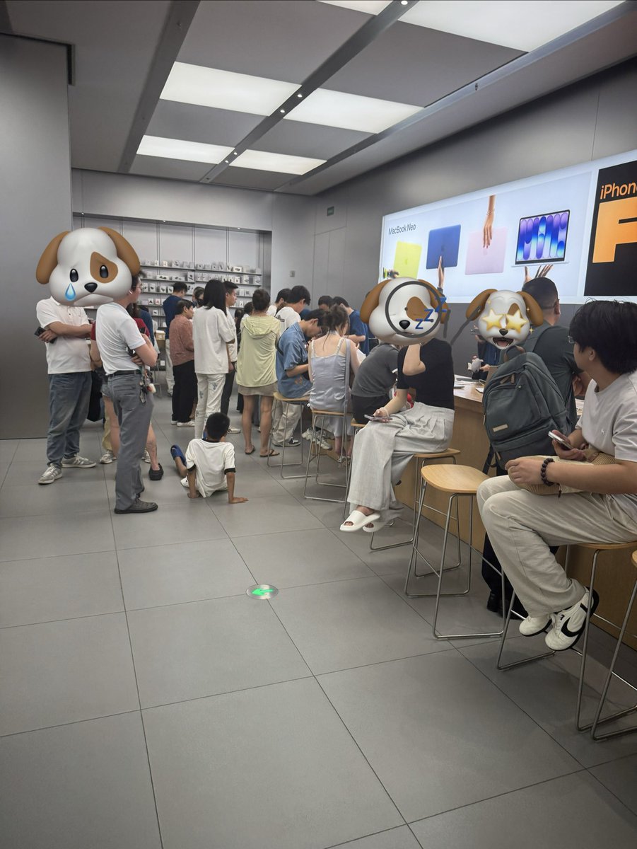 BrandonWhiteBai's tweet photo. 暑假带娃买电脑，苹果店Apple store排队付款。华为店只有服务员一人。小米店服务员指导3个小孩用平��玩三角洲游戏。小米不愧是小学生网吧呀
消费者用脚投票选择远离某为 https://t.co/LMWX7TtE0J
