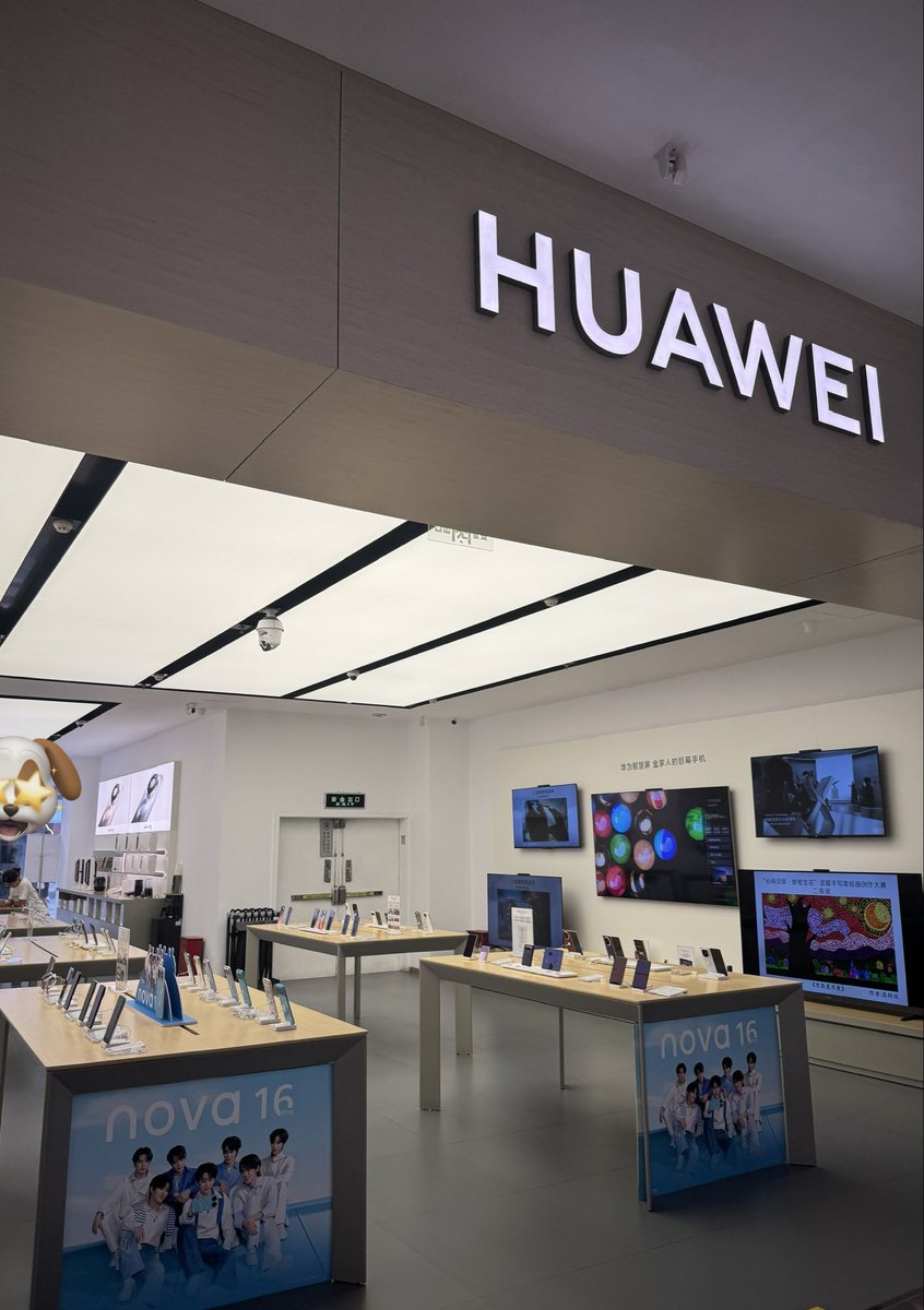 BrandonWhiteBai's tweet photo. 暑假带娃买电脑，苹果店Apple store排队付款。华为店只有服务员一人。小米店服务员指导3个小孩用平��玩三角洲游戏。小米不愧是小学生网吧呀
消费者用脚投票选择远离某为 https://t.co/LMWX7TtE0J