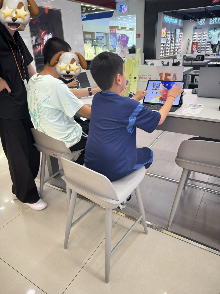 BrandonWhiteBai's tweet photo. 暑假带娃买电脑，苹果店Apple store排队付款。华为店只有服务员一人。小米店服务员指导3个小孩用平��玩三角洲游戏。小米不愧是小学生网吧呀
消费者用脚投票选择远离某为 https://t.co/LMWX7TtE0J