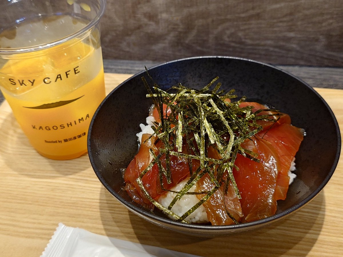 karuduck's tweet photo. 鹿児島空港出発ロビーのカツオ漬け丼660円と飲みかけのマンゴージュース
オヤツにちょうど良い量 https://t.co/fTJpvuqpQd