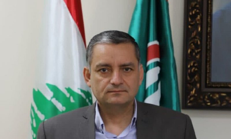 Amalemedia's tweet photo. الفوعاني: المقـاومة خيار كرامة... ولا تطبيع ولا تفاوض مع الاحـ تلال

رأى رئيس الهيئة التنفيذية لحركة "أمل" الدكتور مصطفى الفوعاني خلال ندوة حوارية أن "لبنان يمر بمرحلة مفصلية تستوجب التمسك بالثوابت الوطنية، وفي مقدمها السيادة الكاملة، وحماية الأرض، ووحدة اللبنانيين"، مؤكداً أن "حركة أمل لن تحيد عن نهجها الوطني الذي تأسس على فكر الإمام موسى الصدر وخيار الدولة والمـ قاومة".

وقال في بيان: "إن المقـ اومة شكّلت محطة مشرقة في تاريخ لبنان، وقدّمت مع الجيش والشعب التضحيات دفاعاً عن الأرض والكرامة، وستبقى مصدر قوة في م��اجهة الاحتـ لال والاعتداءات، فيما تبقى الدولة المرجعية الجامعة والحاضنة لكل اللبنانيين".

وشدد على أن "من ثوابت حركة أمل الراسخة رفض أي تفاوض مباشر مع العدو الإسـ رائيلي، لأن هذا العدو لا يفهم إلا لغة القوة والحقوق التي يكرسها الصمود الوطني، ولأن أي مسار يتعلق بحقوق لبنان وسيادته وحدوده يُدار حصراً عبر الدولة اللبنانية ومؤسساتها الدستورية، وبما يحفظ المصلحة الوطنية العليا، بعيداً عن أي تنازل أو تفريط أو تطبيع".

ولفت إلى "أن التطورات الإقليمية والدولية تفرض مزيداً من الحكمة والمسؤولية، فلا يجوز أن تتحول الخلافات السياسية إلى انقسامات داخلية أو تهديد للسلم الأهلي"، مستذكراً مواقف دولة الرئيس نبيه بري الداعية إلى رفض الفتنة وصون الوحدة الوطنية، لأن حماية الداخل هي المدخل لحماية السيادة.

وختم الفوعاني بالتأكيد أن "حركة أمل ستبقى ثابتة على ��هد الشـ هداء، متمسكة بخيار المقـ اومة، وبناء الدولة، ورفض الاحـ تلال والتطبيع والتفاوض المباشر مع العدو، مؤمنة بأن لبنان لا يُحمى إلا بوحدة أبنائه، وثباته على حقوقه، والتفافه حول دولته ومؤسساته وخياراته الوطنية".