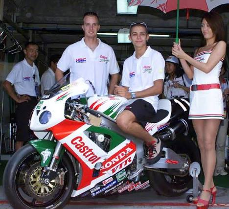 LambeResing's tweet photo. Dibalik kesuksesan Valentino Rossi sebagai GOAT di dunia motorsport, sebenarnya ada satu kemenangan dari event besar yang diraihnya tapi jarang dibahas, dan bahkan ia sendiri kapok buat ikut lagi.

Event tersebut adalah Suzuka 8 Hours.

Valentino Rossi di masa mudanya terobsesi dengan dunia otomotif Jepang dan dunia motorsport di sana. Bahkan ia sendiri memasang nickname "Rossifumi" karena mengidolakan rider asal Jepang, Norifumi Abe.

Ada satu ajang yang menarik perhatian Vale muda, Suzuka 8 Hours. Vale pun meminta sendiri ke Honda kesempatan tampil di Suzuka 8 Hours, saat negosiasi kontraknya dengan Honda.

Semua sudah disiapkan untuk Suzuka 8 Hours 2000, Vale turun dengan Honda VTR1000SPW, dan berpasangan dengan rider top di kategorinya, Colin Edwards, yang jadi pemenang di 1996 dan nantinya menjadi juara dunia di WSBK.

Ketika race dimulai, cerita pahit bermula. Vale muda masih kaget. Begitu Edwards kasih gap aman, giliran dia turun malah crash. Motor sempat diperbaiki, sialnya Edwards ikutan crash yang berakhir DNF.

"Be careful what you wish for" benar-benar menimpa Valentino Rossi muda. Masalahnya kesepakatan yang berawal dari "minta jatah" berubah jadi sebuah tuntutan, yang bikin dia mau gak mau wajib menang jika ingin lepas dari kesepakatan tersebut.

Di era itu bukan hal yang langka jika ada rider yang dikontrak oleh suatu pabrikan untuk turun dinas di Suzuka 8 Hours, karena event tersebut memang dianggap sangat penting bagi pabrikan sendiri. Tapi untuk kasus ini Vale muda yang minta.

Pada tahun 2001 Vale fokus dengan satu target, wajib menang. Persiapannya sudah lebih matang, dan Edwards sendiri pernah cerita betapa desperate-nya Vale saat itu buat bisa menang.

Race dimulai, drama persaingan juga terasa karena mereka harus melawan rival dari sesama Honda, Tadayuki Okada dan Alex Barros.

Untungnya rejeki berpihak ke mereka. Okada dan Barros sempat crash di awal race, dan blunder di pit stop terakhir. Rossi dan Edwards berhasil memanfaatkannya untuk raih kemenangan.

Namun kemenangan itu meninggalkan bekas. Rossi mengaku butuh berbulan-bulan untuk benar-benar pulih dari beban fisik balapan tersebut, dan merasa kapok untuk turun lagi di sana.

Perjalanan Vale di Suzuka 8 Hours juga membuatnya jadi bestie sama Colin Edwards, yang pernah meng-carry dia sebagai rider yang lebih berpengalaman saat itu. Uniknya beberapa tahun kemudian mereka menjadi rekan setim di Yamaha pada musim 2005-2007.

Sebuah cerita kesuksesan yang pemenangnya jarang ngebahas gara-gara udah kapok ikutan 😅