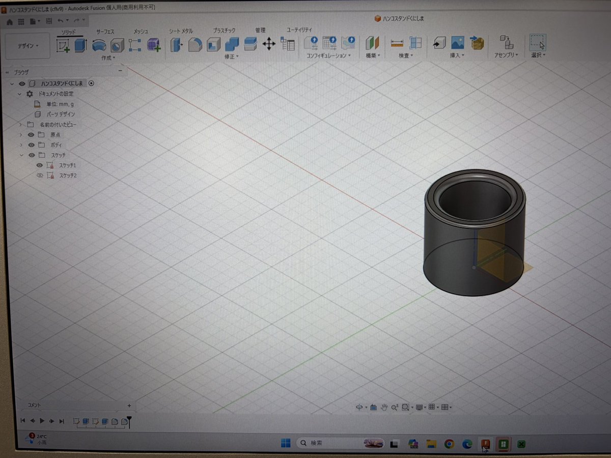 yo1kunishima's tweet photo. 今日は初めて、CADソフトのAutodesk Fusionを使ってモデルを作りました！

とりあえず、CADを使うことが目的だったので、簡単なもの（ハンコ用スタンド）にしましたが、おかげで基本的な操作は習得できました。

これから、できることを増やしていきます！ https://t.co/Fy7dgAk0na