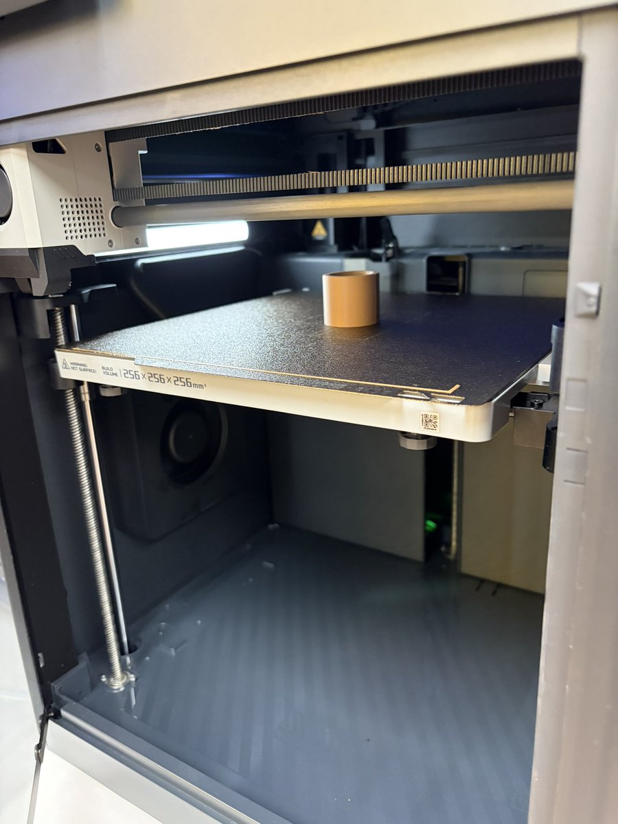 yo1kunishima's tweet photo. 今日は初めて、CADソフトのAutodesk Fusionを使ってモデルを作りました！

とりあえず、CADを使うことが目的だったので、簡単なもの（ハンコ用スタンド）にしましたが、おかげで基本的な操作は習得できました。

これから、できることを増やしていきます！ https://t.co/Fy7dgAk0na