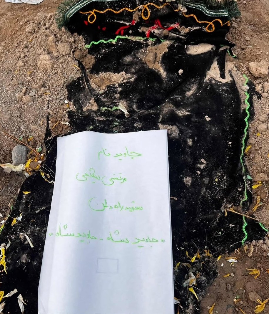 oshtb1's tweet photo. امروز سر مزار جاوید نام هامون اسم یه جاوید نام رو شنیدم که کمتر کسی شنیده
#مرتضی_شیخی
اهل چاهشک مشهد
۳۵ ساله تو میدان معراج گلوله میخوره به بیمارستان میبرنش بردارش که بسیجی بوده به اسرار میگه بزار بسیجی معرفیت کنیم ولی مرتضی یک جوان پادشاهی خواه بود
به خانومش وصیت میکنه که چنین اجازه ای به کسی نده ولی متاسفانه بردار عرزشی ایشون چنین کاری رو انجام میده و این موضوع توسط یکی از نزدیکان ایشون امروز برام بازگو شد جاویدنام وطن مرتضی شیخی در خانواده ای نسبتا عرزشی زندگی می‌کرده و خیلی از اقوامشان عرزشی بودن ولی مرتضی پادشاهی خواهی خودش رو در مقابل خانواده و آشنایانش فریاد میزنه و به بردارش وصیت میکنه که به هیچ عنوان اجازه ندارند مرتضی را زیر پرچم جمهوری اسلامی ببرن ولی خب بعد از کشته شدنش نه خانومش انقدر قدرت داشته جلویه برادر شوهرش و اقوام شوهرش وایسته نه جمهوری اسلامی اجازه بازگو کردن حقیقت رو داده ولی این موضوع مهم توسط یکی از اقوام نزدیک ایشان فاش میشه ایشون یک دختر 8 ساله دارن 
جاوید شاه