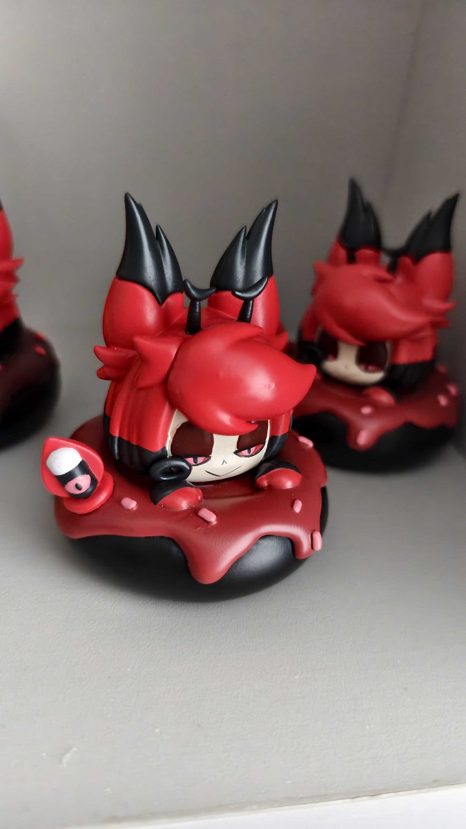 Quinton89250799's tweet photo. There might be slight color differences on the Alastor🍩 donut ornaments. These resin pieces are hand-painted by hand, so minor color variations are unavoidable. https://t.co/dvSbYeH9pY