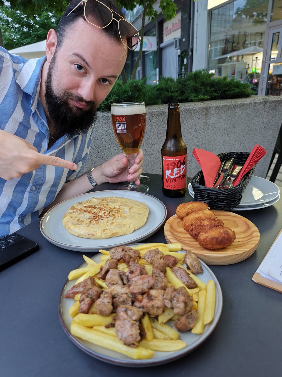 O_Armesto's tweet photo. Sitio ben curioso, e recomendable. Ata patacas Bonilla e tortilla de Betanzos. https://t.co/z84InF86P4