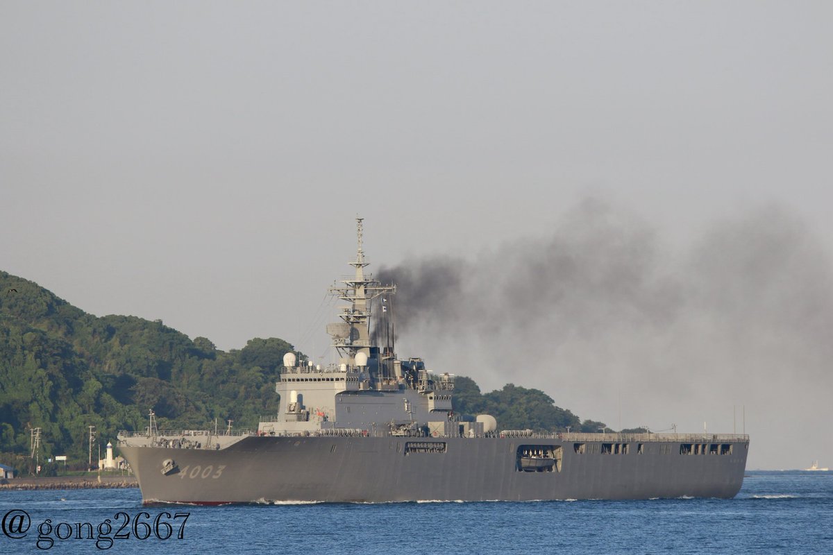 明石海峡を航行する輸送艦くにさき（LST-4003） 晴れて時間通りな上に